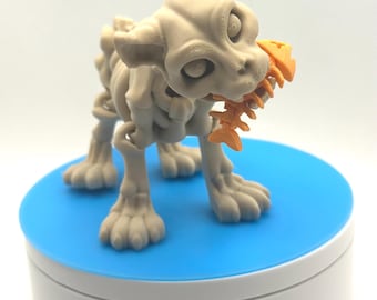 Scheletro di gatto articolato stampato in 3D con pesce scheletro, gattino spettrale