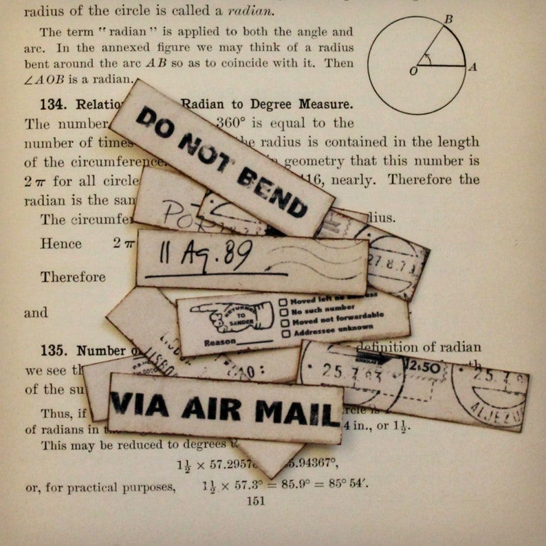K&ouml;nnte beinhalten: Eine Ansammlung von Vintage-Postetiketten mit Aufschriften wie "DO NOT BEND" und "VIA AIR MAIL". Die Etiketten mit handschriftlichen Daten und Poststempeln sind auf einer Seite eines alten Buches angeordnet.