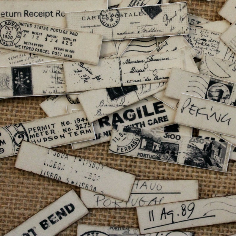 K&ouml;nnte beinhalten: Eine Sammlung von Papier-Ephemera im Vintage-Stil, darunter Briefmarken, Postkarten und Versandetiketten. Die Etiketten weisen handschriftlichen Text, Daten und Ortsnamen wie Lissabon und Peking auf. Die Farbpalette ist haupts&auml;chlich cremefarben und schwarz.