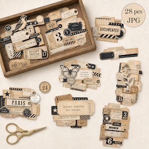 Op de afbeelding: Een verzameling van 28 vintage-stijl papieren stickers en labels met zwart-wit afbeeldingen van vogels, vlinders, bloemen en teksten zoals "PARIS", "DOCUMENTED" en "Collect moments, not things" in een houten dienblad.