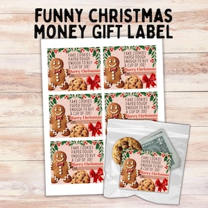 Könnte beinhalten: Weihnachtsgeschenkanhänger mit Lebkuchenmann, Keksen und dem Text "Fake cookies paper dough enough to buy a cup of Joe! Merry Christmas Love." Eine kleine Tüte enthält Geld und einen Keks.
