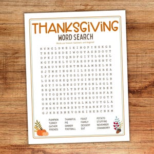 Può includere: Un puzzle di ricerca di parole del Ringraziamento su carta bianca con un bordo arancione. Il titolo "Thanksgiving Word Search" è in arancione. Include parole come "zucca" e "tacchino". La carta è su una superficie di legno.