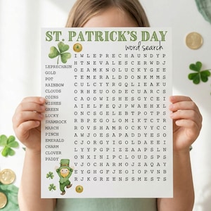 Puede incluir: Un juego de búsqueda de palabras del Día de San Patricio sostenido por una persona. El papel blanco tiene texto verde e ilustraciones de un trébol, un duende y monedas de oro. Las palabras clave incluyen duende, oro y trébol.