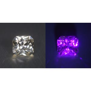 Pode incluir: Uma pedra preciosa quadrada facetada mostrada em dois estados: à esquerda, aparece clara e incolor sob iluminação padrão, e à direita, exibe uma fluorescência roxa vibrante e brilhante sob luz ultravioleta.