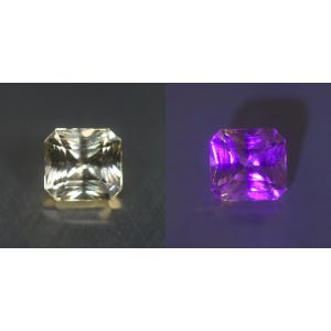 Pode incluir: Uma pedra preciosa de corte quadrado mostrada em duas condições de iluminação. À esquerda, a pedra parece amarelo-pálida e translúcida. À direita, a mesma pedra exibe uma fluorescência roxa vibrante sob luz ultravioleta.