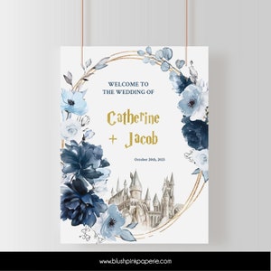 Puede incluir: Una invitación de boda con una corona floral azul y blanca, un círculo dorado y una ilustración de acuarela del castillo de Hogwarts. El texto dice "Bienvenido a la boda de Catherine + Jacob, 20 de octubre de 2025".