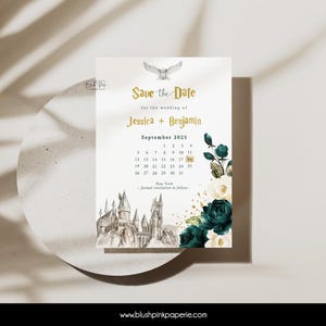 Pode incluir: Cartão Save the Date com uma ilustração em aquarela do castelo de Hogwarts, uma coruja branca e flores azul-esverdeadas e brancas. O texto diz "Save the Date for the wedding of Jessica + Benjamin, September 2025, New York - formal invitation to follow."