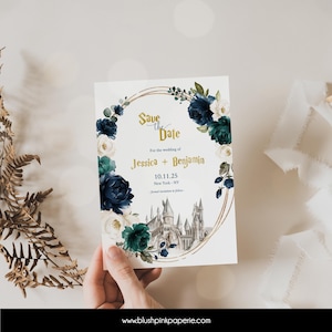 Può includere: Carta di salvataggio della data con una ghirlanda floreale ad acquerello in tonalità di blu e verde, con un'illustrazione di castello con contorno dorato. Il testo recita "Save the Date" per il matrimonio di Jessica e Benjamin, 10.11.25, New York, NY.