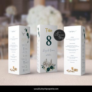 Puede incluir: Tres tarjetas de mesa blancas con elegantes diseños florales y de escritura. Una tarjeta muestra "Table 8" en dorado, con un número verde oscuro y los nombres "Lucy & Connor". Las otras tarjetas presentan detalles del menú e información de la boda.