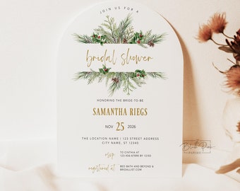 Puede incluir: Una tarjeta blanca en forma de arco con un borde dorado y una ilustración de acuarela de ramas de pino y bayas rojas. El texto "Join us for a bridal shower" está escrito en cursiva dorada. El nombre de la novia, "Samantha Riegs", está escrito en dorado debajo de la ilustración. La fecha de la ducha nupcial, "Nov 25 2026", está escrita en dorado debajo del nombre. La ubicación, la información de RSVP y la información de registro están escritas en texto negro debajo de la fecha.