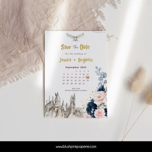 Puede incluir: Invitación de boda "Save the Date" con una ilustración de acuarela del castillo de Hogwarts, un búho blanco y flores rosas y azules. La invitación es para Jessica y Benjamin e indica que la boda será en septiembre de 2025 en Nueva York.