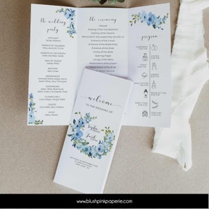 以下が含まれることがあります： 青い花柄の結婚式プログラム。プログラムには、式典、写真、乾杯、夕食、ケーキカット、パーティータイム、ブーケトス、送別の時間などが含まれています。結婚式はソフィアとジェイコブのためです。