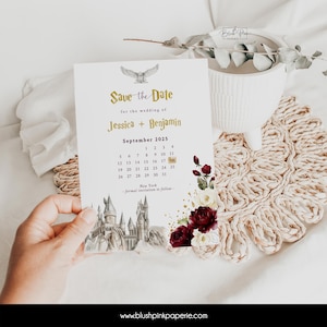 Peut inclure: Carte de "Save the Date" avec une illustration aquarelle du château de Poudlard, une chouette et des fleurs bordeaux et blanches. Le texte indique "Save the Date pour le mariage de Jessica + Benjamin Septembre 2025 New York - invitation formelle à suivre - www.blushpinkpaperie.com"