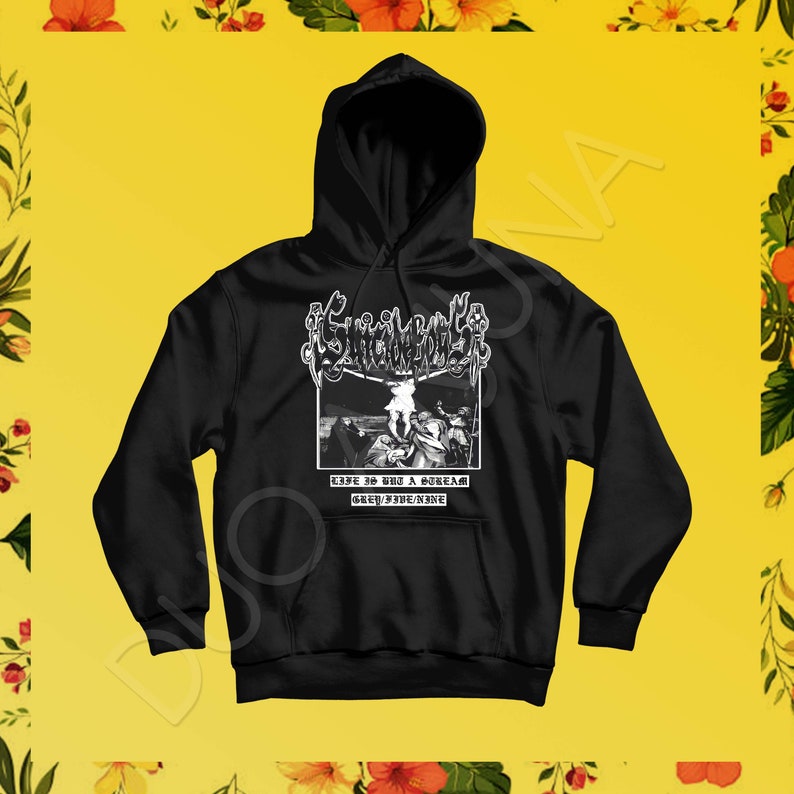 Peut inclure: Sweat-shirt &agrave; capuche noir avec un imprim&eacute; graphique blanc d'un groupe appel&eacute; "Suicidal Tendencies". Le graphique pr&eacute;sente une image en noir et blanc d'une personne tenant une torche enflamm&eacute;e et le texte "Life is but a dream Grey/Fade/Nine".