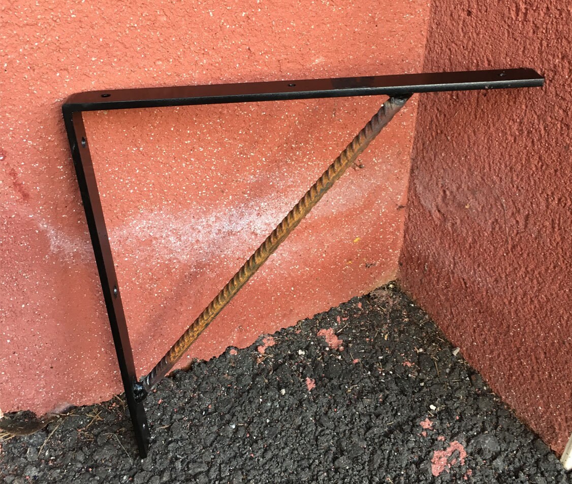 Equerre d'ameublement