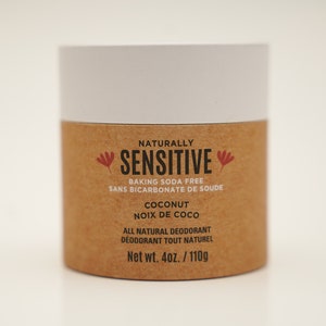 以下が含まれることがあります： 白蓋の茶色の紙筒。ラベルには「Naturally Sensitive Baking Soda Free Sans Bicarbonate de Soude Coconut Noix de Coco All Natural Deodorant Deodorant Tout Naturel Net wt. 4oz./110g」と記載されています