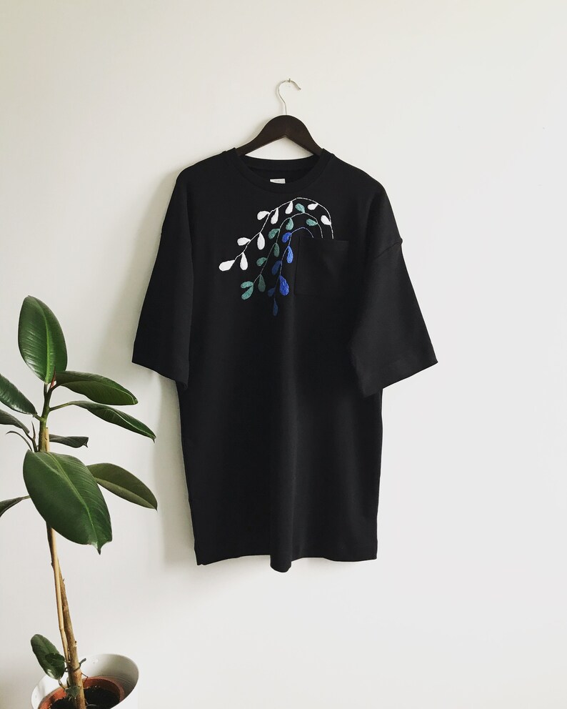 The pocket garnished Hand embroidered dress