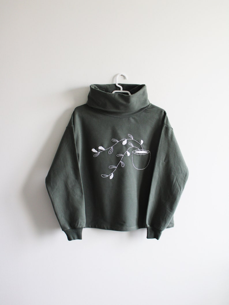 Small pot hand embroidered high-neck sweatshirt sage green
