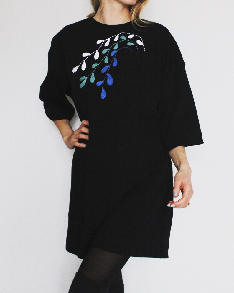 The pocket garnished Hand embroidered dress
