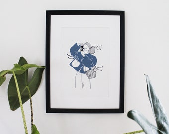 A4-Poster – Fotograf im blauen Mantel – Poetische und minimalistische Illustration