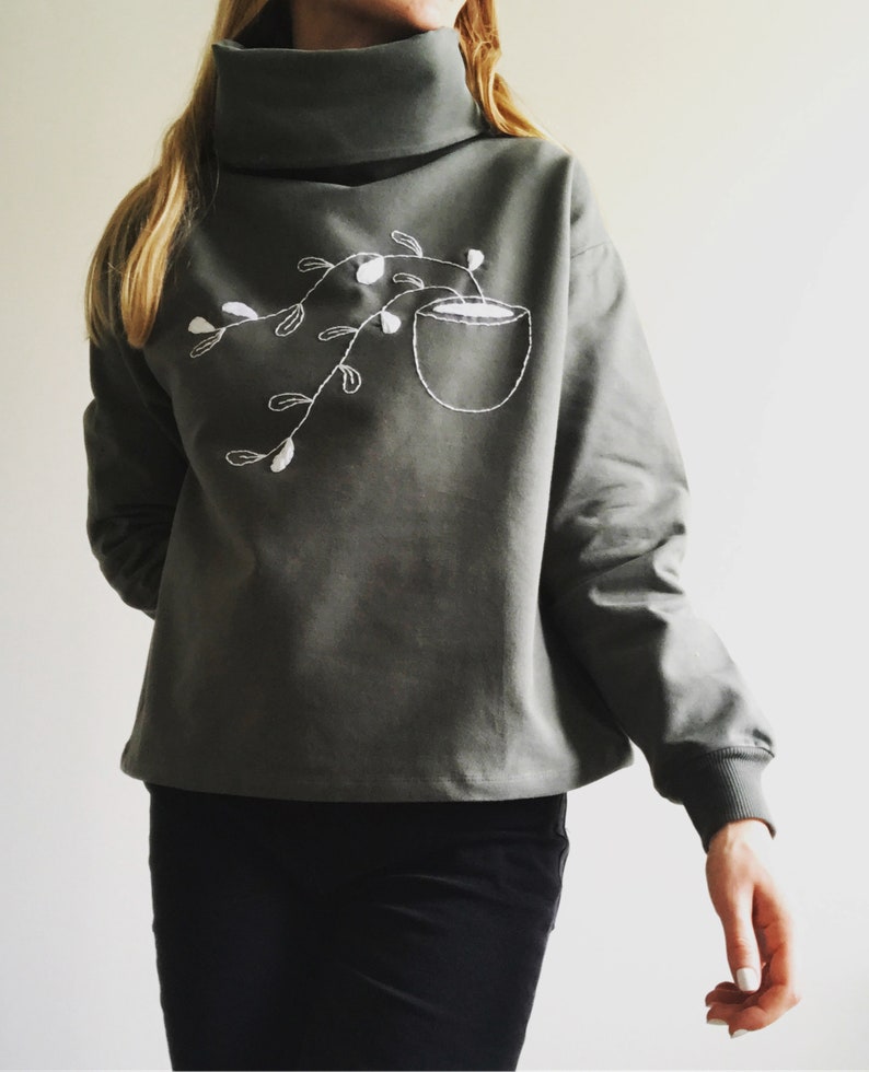Small pot hand embroidered high-neck sweatshirt sage green