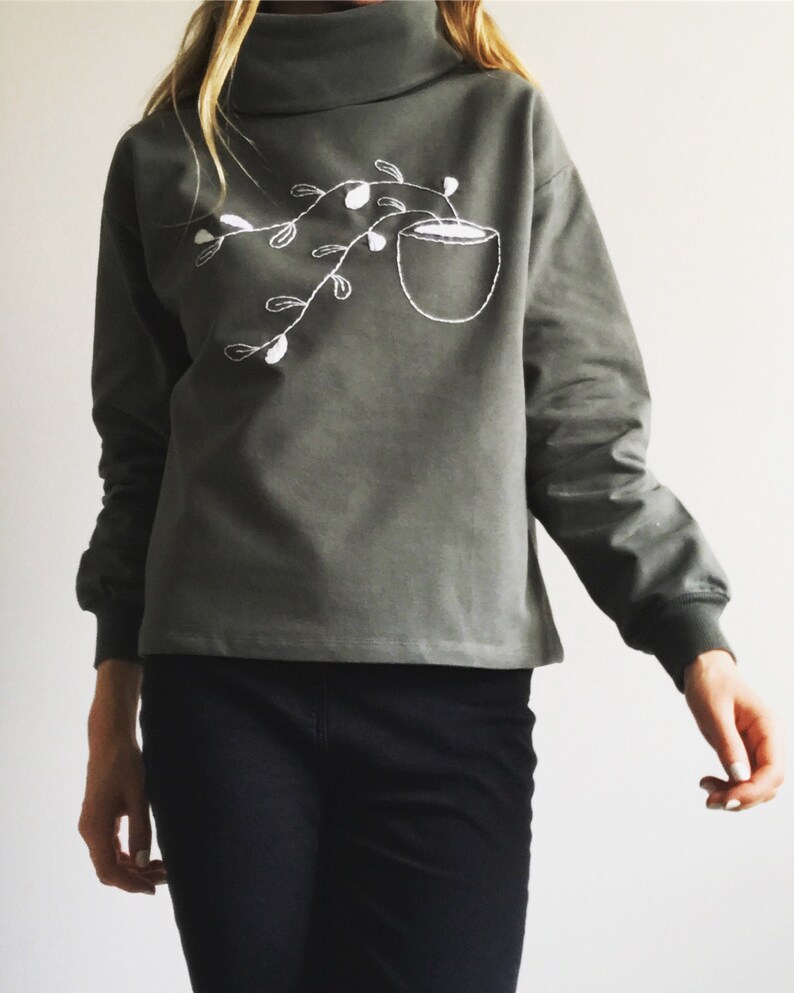 Small pot hand embroidered high-neck sweatshirt sage green