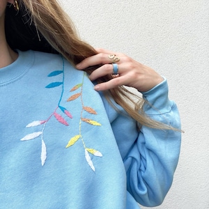 Hand-embroidered sweatshirt - Pastel plants - Unique piece - Size S