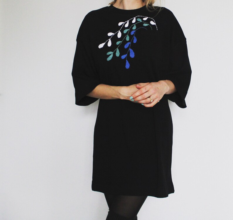 The pocket garnished Hand embroidered dress