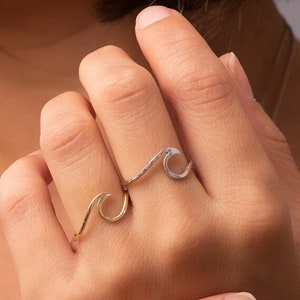 Anillo de oro macizo de 14K y 18K con diseño de olas, delicado anillo de surfista inspirado en el océano, anillo apilable de inspiración natural.