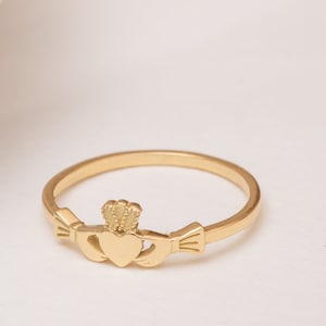 Anillo Claddagh celta, anillo de promesa irlandés de oro auténtico de 14 quilates, banda pequeña y delicada con forma de corazón y corona.