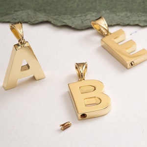 Colgante de urna con letras iniciales para cenizas, oro macizo de 14 quilates y 18 quilates, colgante conmemorativo personalizado con letras de la A a la Z, amuleto 3D para cenizas de cremación