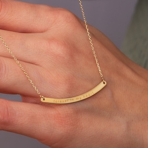 Aangepaste gebogen staafketting 14K 18K echt goud, gepersonaliseerde gegraveerde datumnaamplaatketting, medium magere gebogen staafketting cadeau voor haar