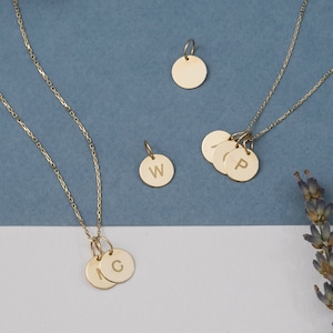 Colar de disco com inicial minúscula em ouro real 14K, disco de letras gravadas delicadas, pingente de disco personalizado, etiquetas de iniciais de criança presente para mamãe e vovó