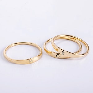 Anillo inicial delicado de oro real de 14 quilates y 18 quilates, anillo de letras delgadas personalizado, anillo de apilamiento de madre grabado con nombre personalizado, regalo de mejor amigo para mamá