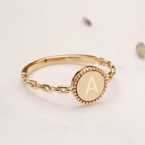 Anel de letra delicado personalizado 14K 18K, anel minimalista gravado personalizado, anel de sinete personalizado personalizado, presente de madrinha, presente de mãe com inicial de bebê
