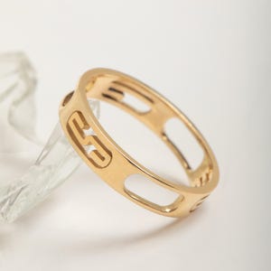 Anel personalizado com iniciais da família, em ouro maciço 14k, com múltiplas letras, delicado anel vazado, de 1 a 4 iniciais.