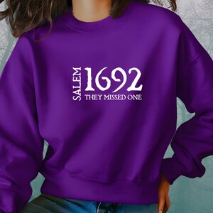 スウェットシャツ セーラム 1692 They Missed One、セーラム魔女裁判スウェットシャツ、セーラム魔女スウェットシャツ、セーラム魔女裁判、サイズ S - 5X