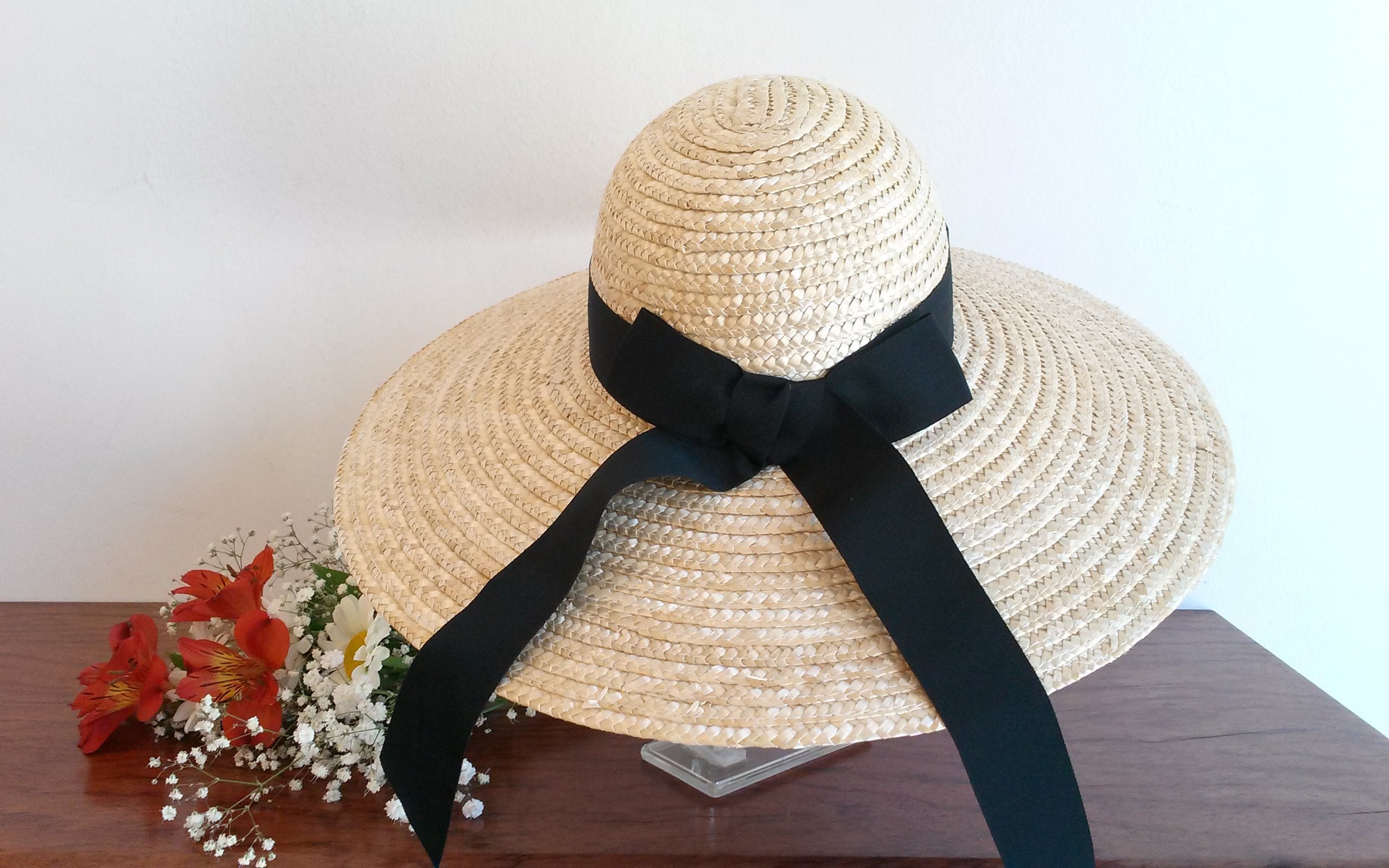 Wide-brimmed Natural Straw Hat With a Ribbon and Bow at the  display picture 1