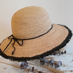 Solhatt i naturlig raffia, sommarsolhatt i raffia, sommarhatt i raffia, tvåfärgad sommarsolhatt i raffia.