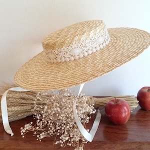 Natural straw wedding hat, wide-brimmed boater hat decorated with ecru lace, charming wedding, shabby chic style summer hat.