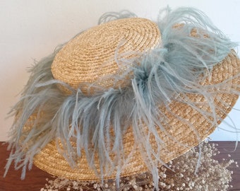 Canotier en paille naturelle pour la mariée, chapeau de mariage, canotier à larges bords orné de plumes d’ autruche bleu poudrée.