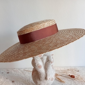 Natuurlijke strohoed met brede rand, dameshoed voor bruiloften/ceremonies, Provençaalse stijl, grosgrain lint in natuurlijke kleuren.