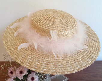 Canotier en paille naturelle pour la mariée, chapeau de mariage, canotier à larges bords orné de plumes de marabout et coq rose pâle.