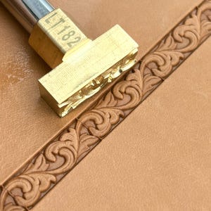 Lederstempel mit Akanthus-Scrollmuster – 21 x 7 mm · LT182