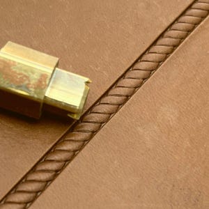Carimbo de couro com borda torcida em corda – 14 x 5 mm · LT190