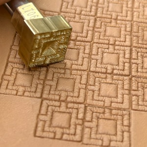 正方形タイル幾何学模様レザースタンプ – 19 x 19 mm · LT063