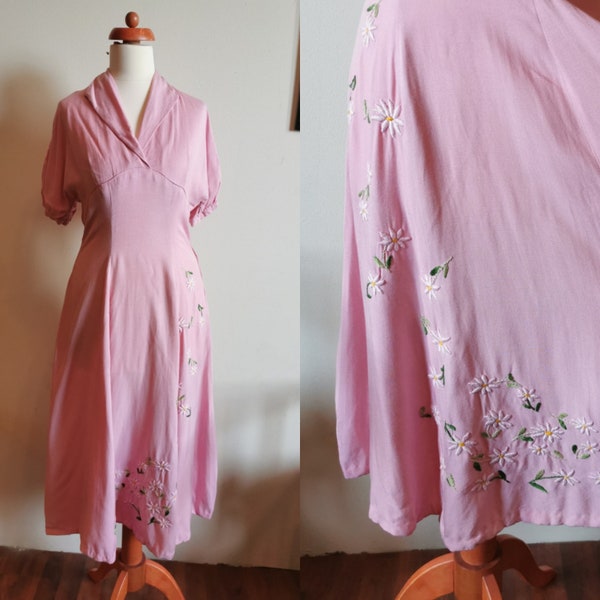 Robe en lin rose des années 1940 avec fleurs brodées taille S