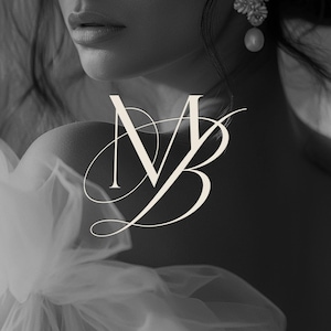 Könnte beinhalten: Ein Schwarzweißfoto einer Person, die ein weißes Kleid mit einer großen Schleife trägt. Das Gesicht der Person ist teilweise sichtbar und sie trägt Ohrringe. Die Buchstaben "MB" sind in einer stilisierten Schriftart über das Bild gelegt.