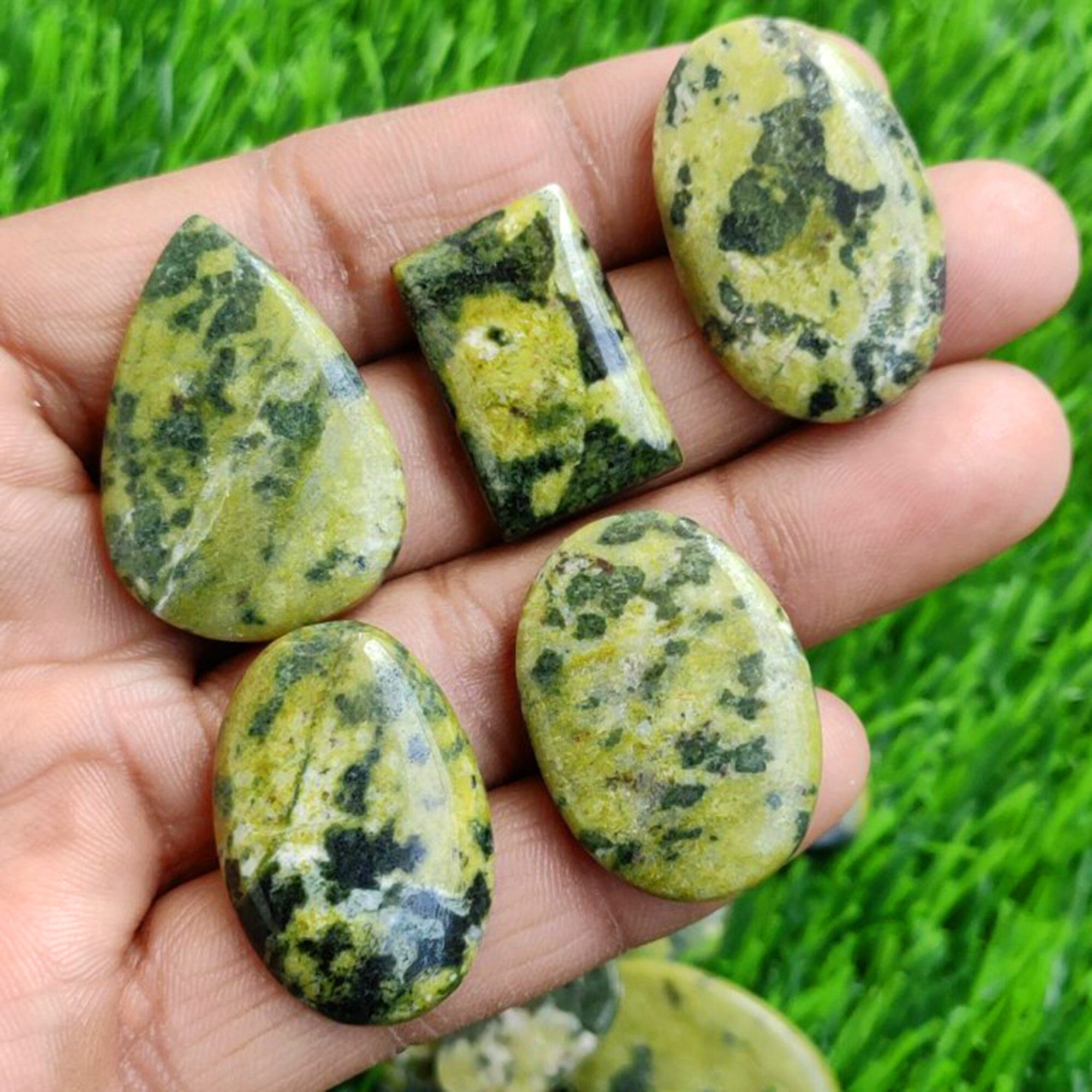 ⭐️愛された最古の宝玉⭐️】淡い黄緑色 カナダ産 ネフライト/翡翠 玉