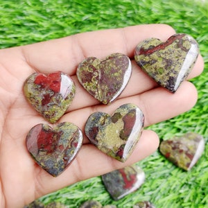 Pode incluir: Seis pedras em forma de coração com um padrão de mármore vermelho, verde e preto.